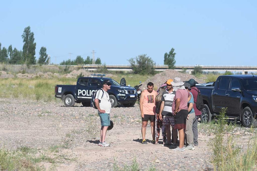 Familiares y amigos realizaron un rastrillaje y encontraron el cuerpo sin vida del carpintero de Palimira Sergio Lobos, que era buscado hace una semana, el cuerpo estaba en el río Mendoza al sur de la Ruta 60, a unos 300 metros de la ruta.
Foto: José Gutierrez / Los Andes