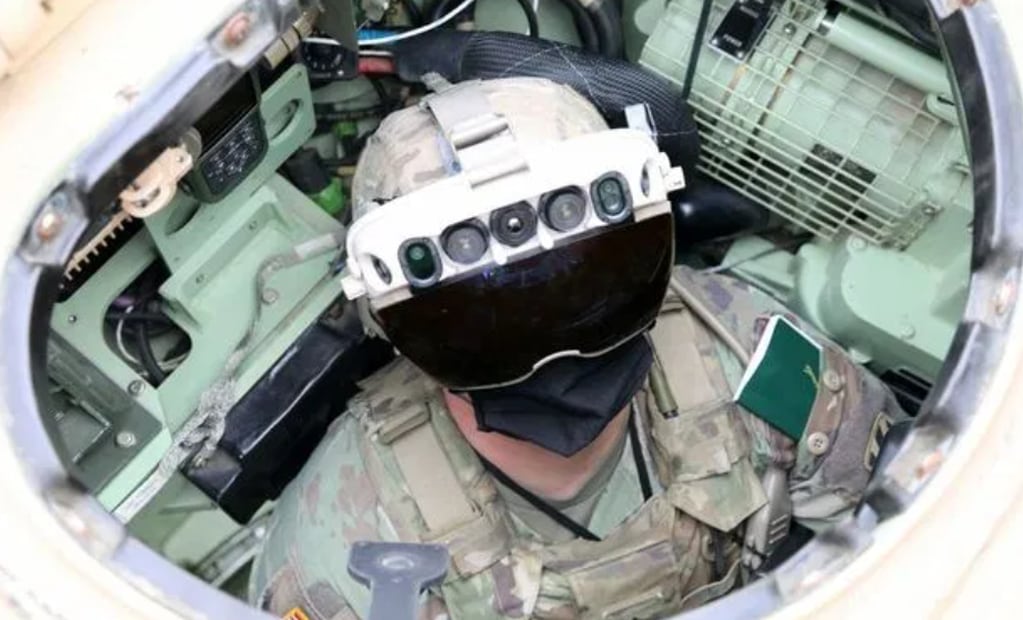El ejército estadounidense planea distribuir 40 mil gafas inteligentes entre sus soldados, con las cuales podrán ver a través de muros y enlazarse de forma remota a cámaras estratégicas. Foto Ejército de los Estados Unidos.