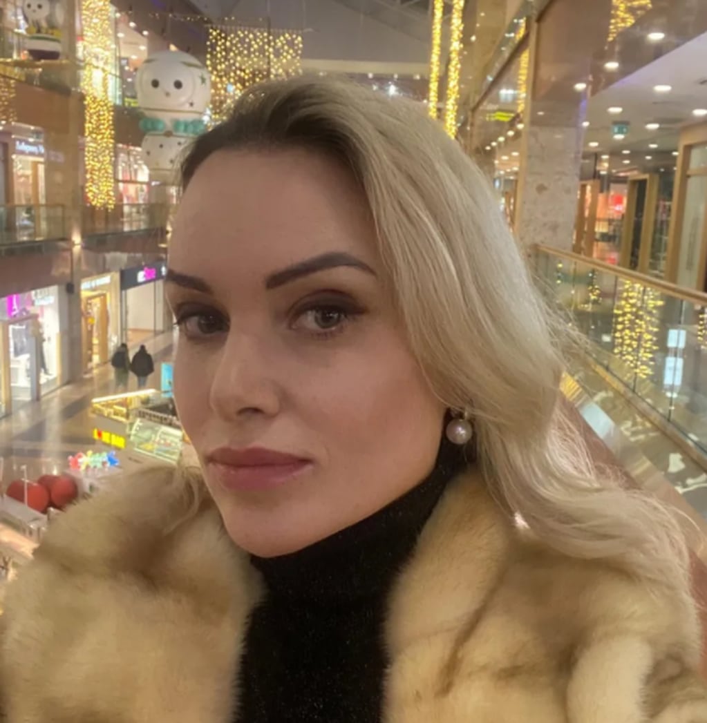 Marina Ovsyannikova vive en Moscú y se presenta en sus redes sociales como conductora de noticias televisivas, y nadadora de aguas abiertas.
