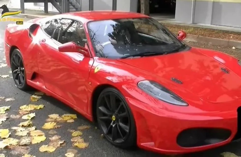 Un joven fue detenido por modificar su auto para que parezca una Ferrari auténtica.