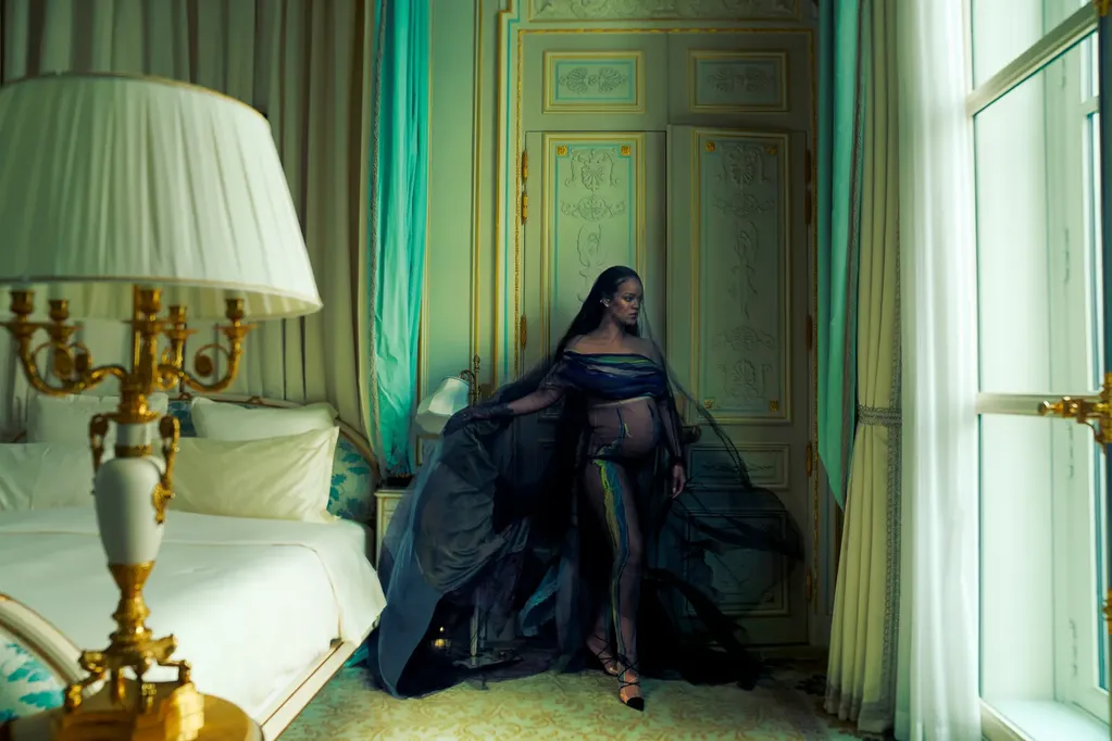 Rihanna, con un vestido de Jean Paul Gaultier y zapatos de Alaïa. (Vogue/ Annie Leibovitz)