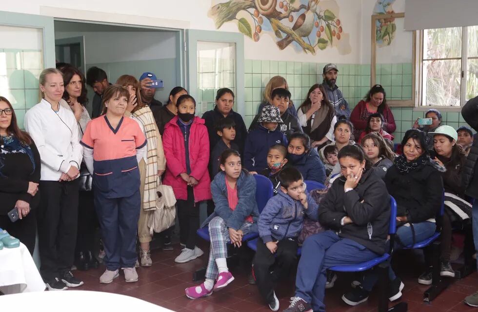 La ministra 
Ana María Nadal
 y el director General de Escuelas, 
José Thomas, participaron de la entrega de 60 pares de lentes a niños y niñas que son parte del Programa Provincial de Integración Social y Sanitaria. Fue en la Escuela Hogar Eva Perón.