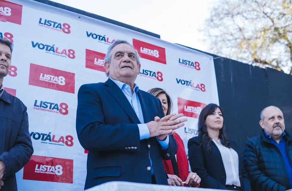 Carlos Iannizzotto cerró la campaña del Partido Federal en la Plaza Independencia y en San Rafael.