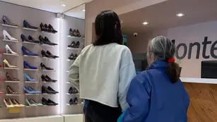El dueño de una zapatería le regaló un par de zapatillas a una jubilada que no podía pagarlas