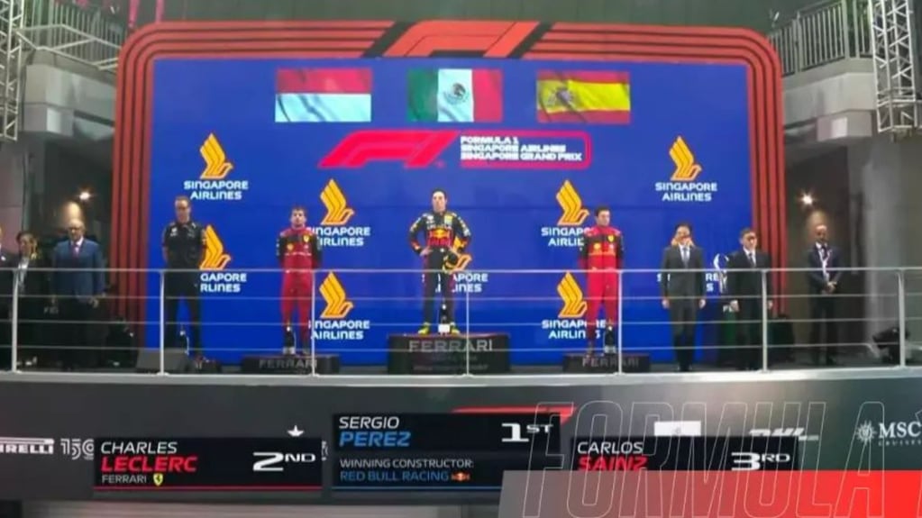 El Podio del Gran Premio de Singapur: Pérez, Leclerc, Sainz.