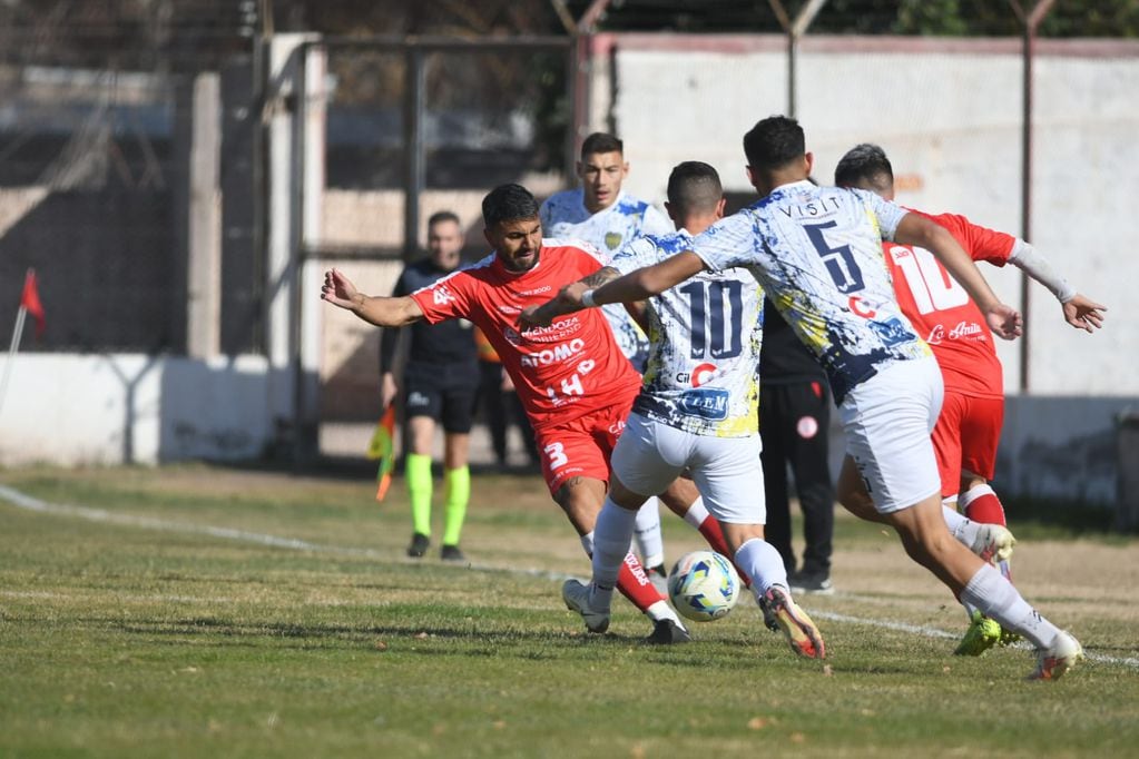 Por el Federal A, Huracán Las Heras igualó 0-0 con Juventud Unida Universitaria de San Luis. / José Gutiérrez (Los Andes).