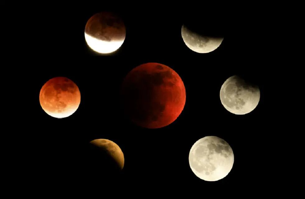Combinación de fotos de los distintos estados del eclipse lunar del 15 de mayo (AP)