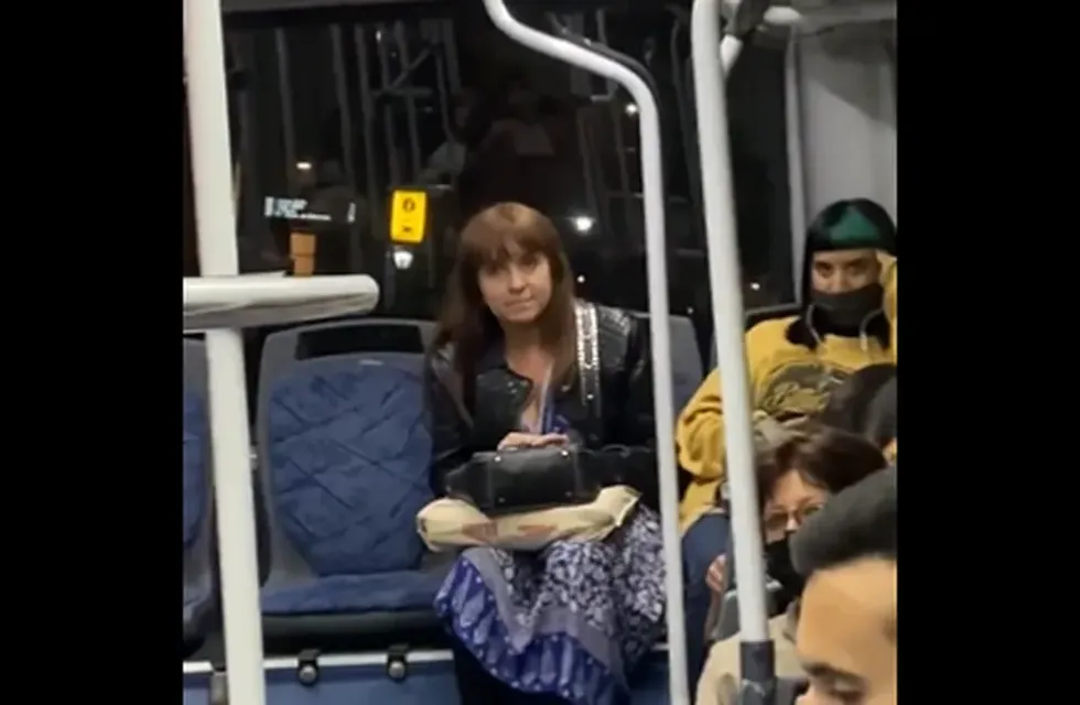 Una mujer no se quiso poner el barbijo y mantuvo una feroz discusión con los pasajeros. / Foto: captura de video