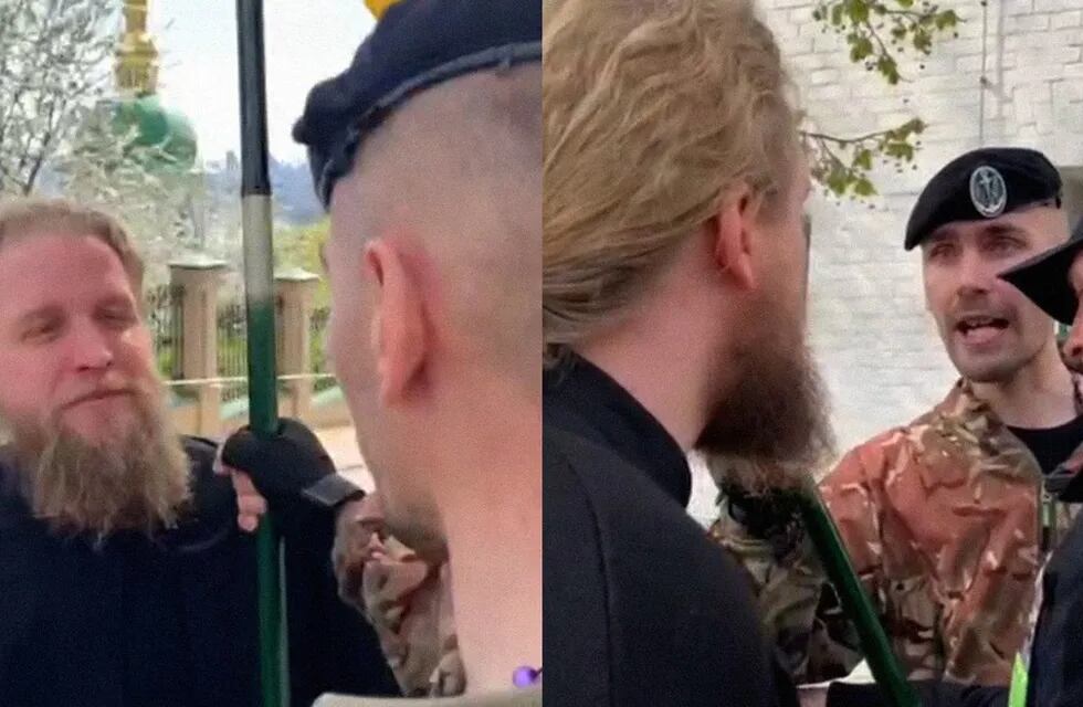 Un soldado ucraniano obliga a un sacerdote de la Iglsia Ortodoxa Ucraniana a tomar una bandera del país a los gritos. Capturas de video.