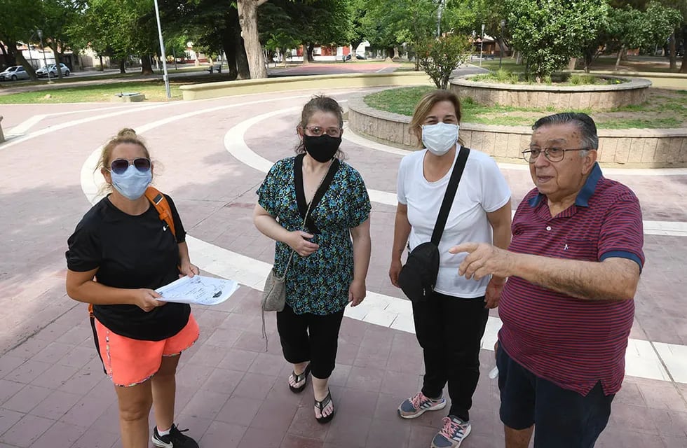 Silvia, Grisel; Rosana y Luis, vecinos del barrio Ferroviario, forman parte del equipo que se encarga de cuidar la plaza Matons Foto José Gutiérrez