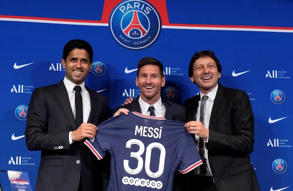 El presidente del PSG, Nasser Al-Al-Khelaifi, Leo Messi y Leonardo, el director deportivo. / AP