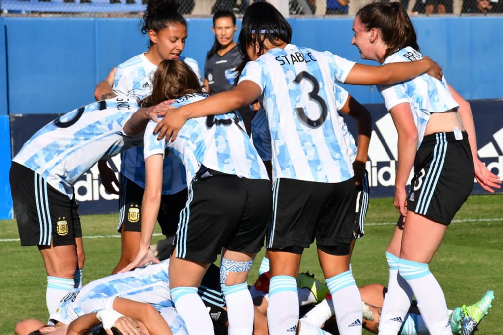 Festejo de gol de las chicas del fútbol femenino. /Gentileza @Argentina