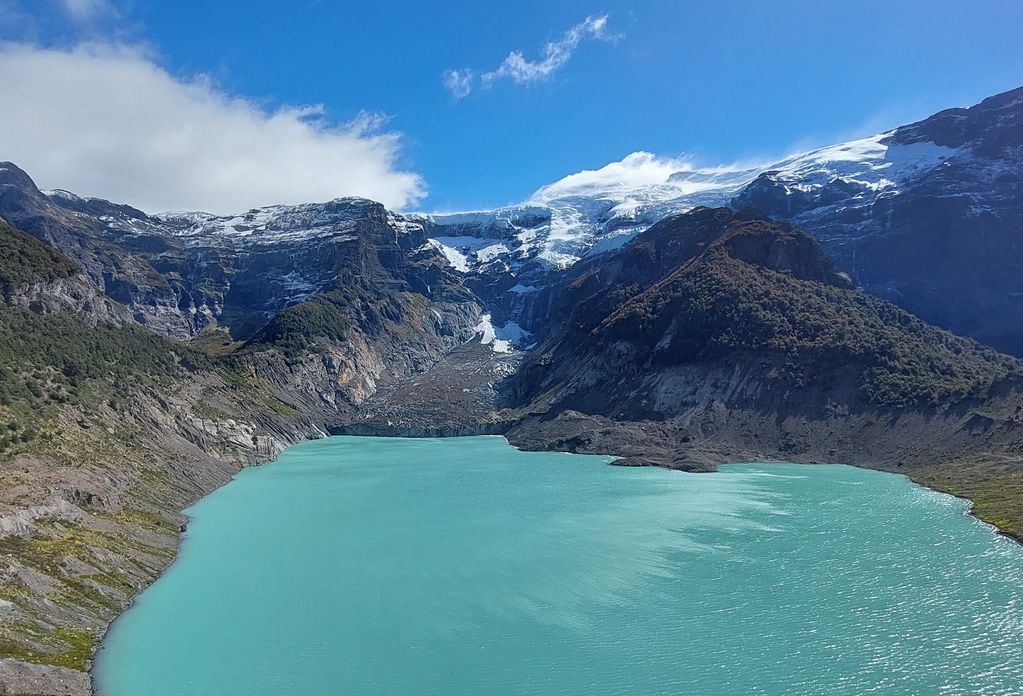 Glaciar ventisquero negro y su lago.