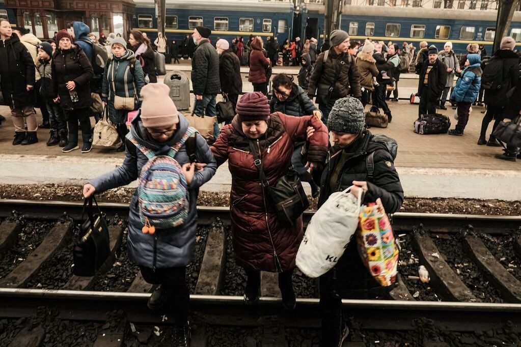 Refugiados huyen de Ucrania. Estación de Lviv. (DPA)