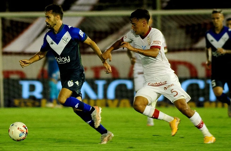 Huracán fue muy eficaz y golpeó en los momentos justos a Vélez, por la Copa de la Liga Profesional. (Fotobaires)