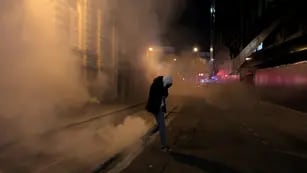 París. Un hincha francés camina entre gas pimienta tras los disturbios por la semifinal del Mundial (AP / Lewis Joly)