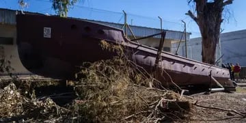 Lo que queda de la mítica embarcación del lago del Parque en los años ‘80, agoniza al costado de una penitenciaría. Ignacio Blanco / Los Andes