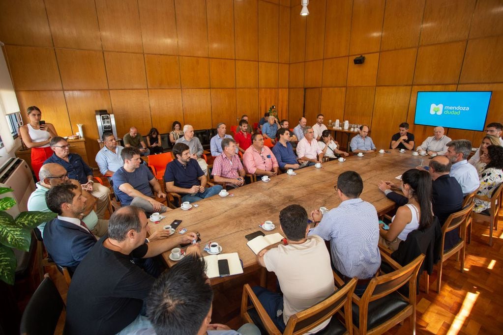 Ulpiano Suárez convocó a gremios y empresarios a la mesa de dialogo y desarrollo de Mendoza.