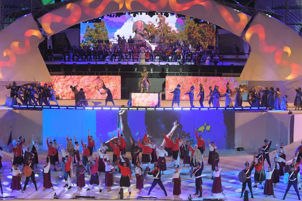 Espectáculo “Coronados de historia y futuro” durante el Acto Central de la Fiesta Nacional de la Vendimia 2024. Foto: Ignacio Blanco / Los Andes
