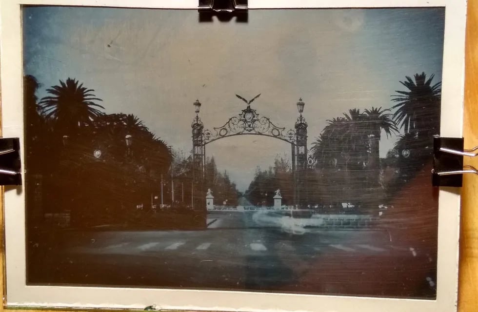 Un daguerrotipo actual hecho por Andrés Bonafede frente a los portones del Parque General San Martín.