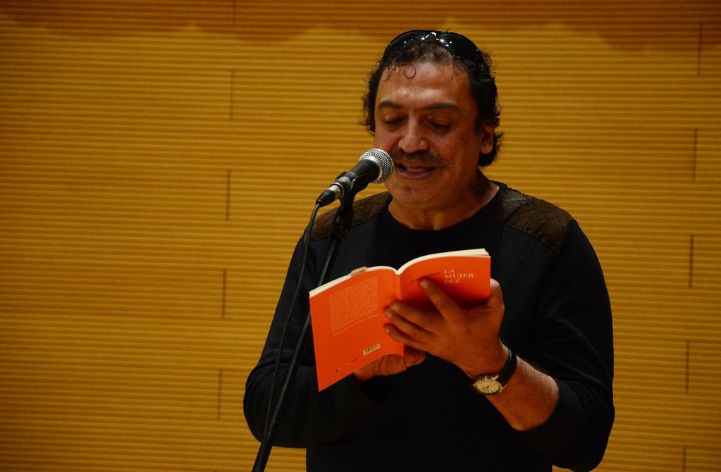 Jorge Dorio lee uno de sus poemas en el Festival Internacional de Poesía de Mendoza 2014, dirigido por Fernando G. Toledo, y realizado ese año en el Espacio Le Parc. / Foto: Camila Toledo