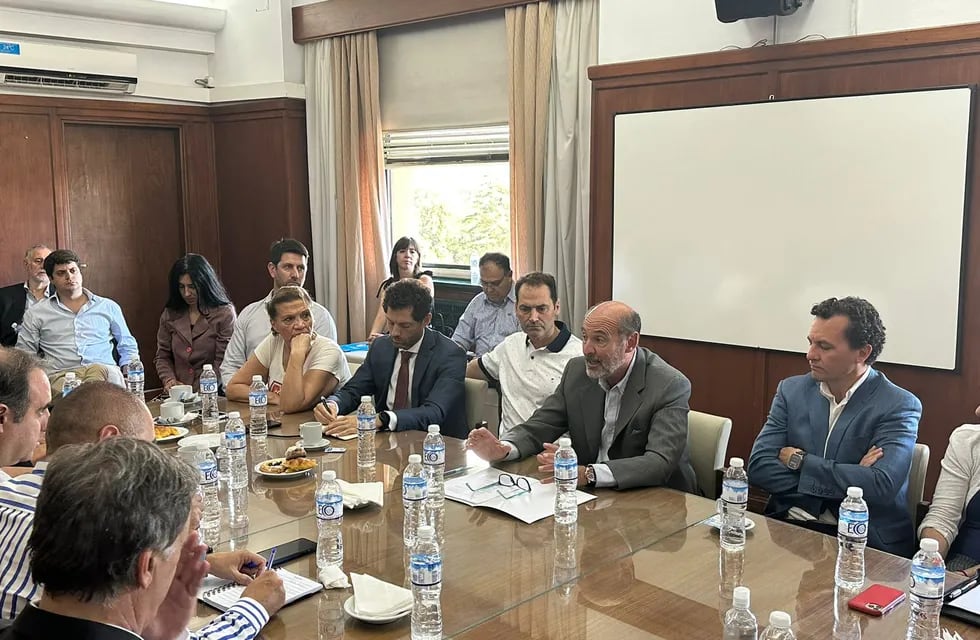 La reunión entre el ministro Rodolfo Vargas Arizu y las cámaras empresarias se realizó en el salón de acuerdos del Ministerio de la Producción.