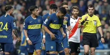 Tras la jugada peligrosa de Pinola sobre Nández, el árbitro uruguayo decretó un tiro libre indirecto. Lo que dice el reglamento.