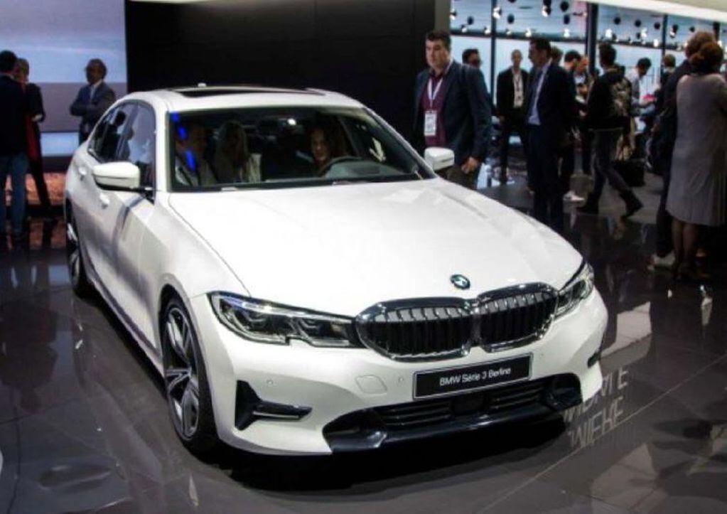 
    Serie 3. La nueva generación del BMW ha sido presentada en el prestigioso salón internacional.
   