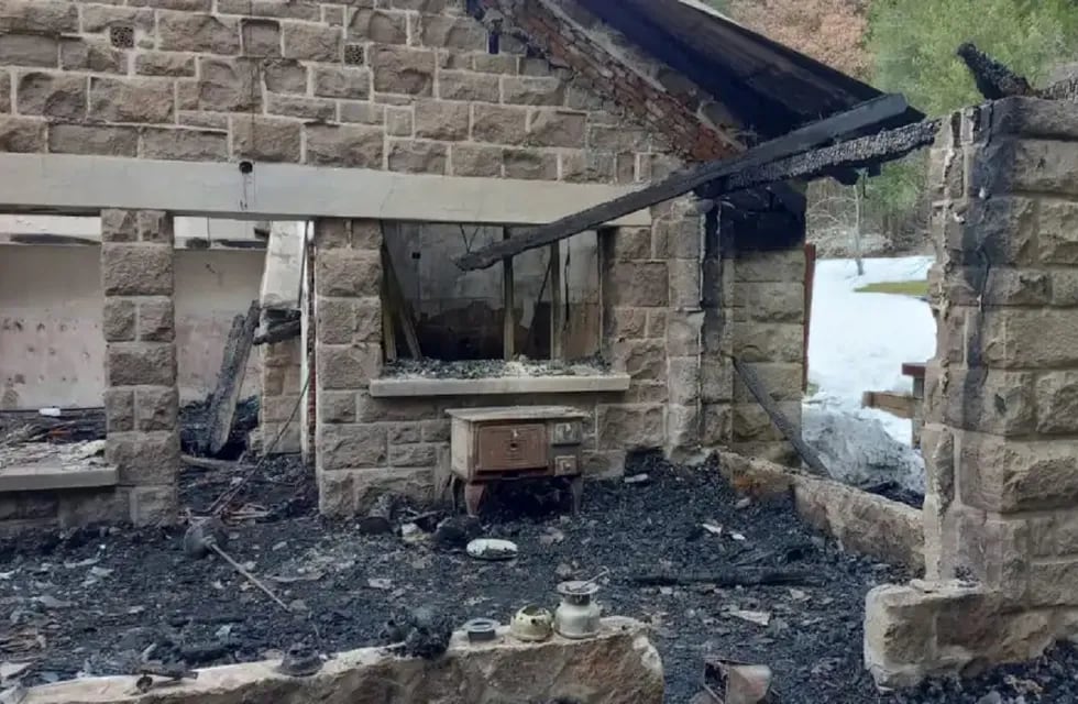 Así quedó la propiedad incendiada por mapuches en Villa Mascardi (Gentileza / Diario Río Negro)