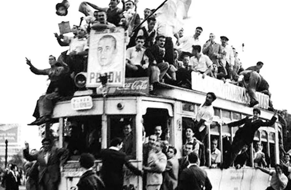 El 17 de octubre de 1945, los trabajadores se movilizaron hacia Plaza de Mayo en apoyo a Perón (Archivo)