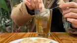 Un bar ofrece un desayuno de mate cocido con galletitas de agua por $1.000 y se volvió viral en las redes