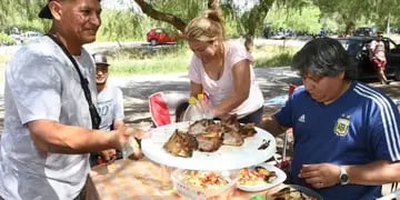 Clásico del 25. Como el pan dulce, el Mantecol y la sidra, hay otro “infaltable” navideño: el picnic familiar al mediodía. José Gutiérrez / Los Andes