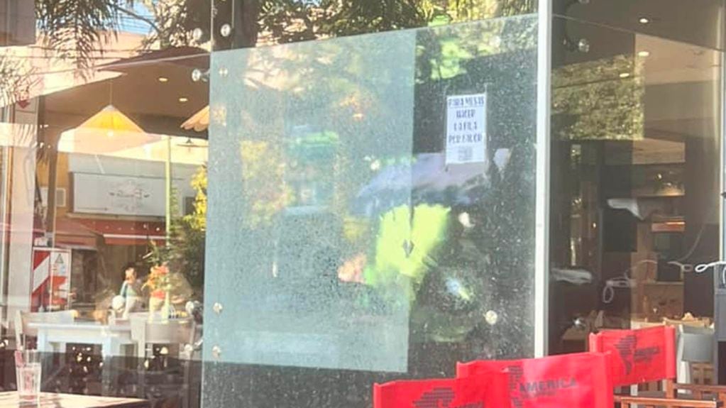 El vidrió quedó astillado luego de que la clienta lanzara un vaso contra él. Foto: Gentileza Radio Melody