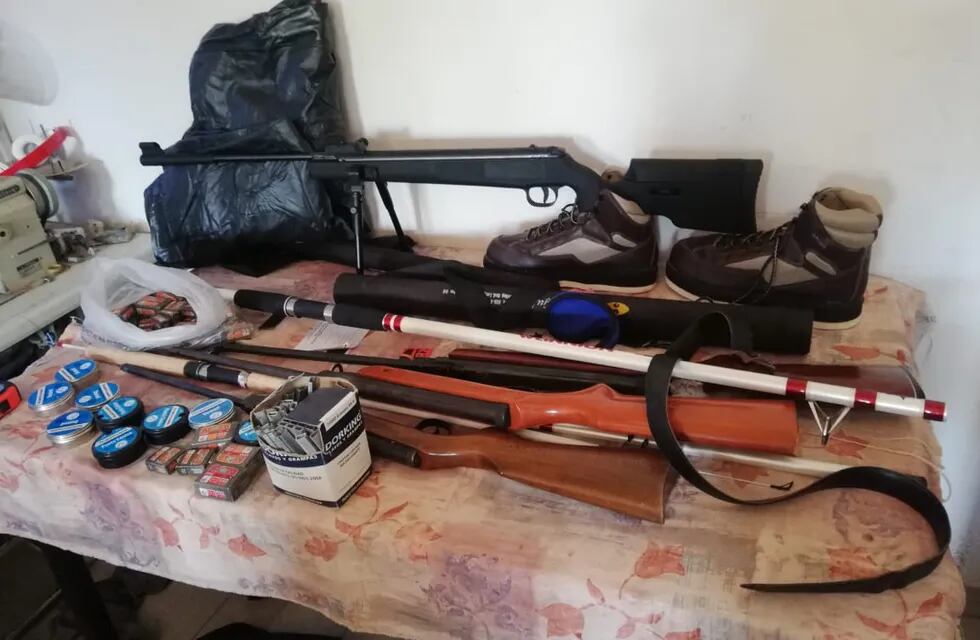 La Policía recuperó un botín de armas, cuchillos, linternas, entre otras cosas tras un boquete en una armería de Luján.