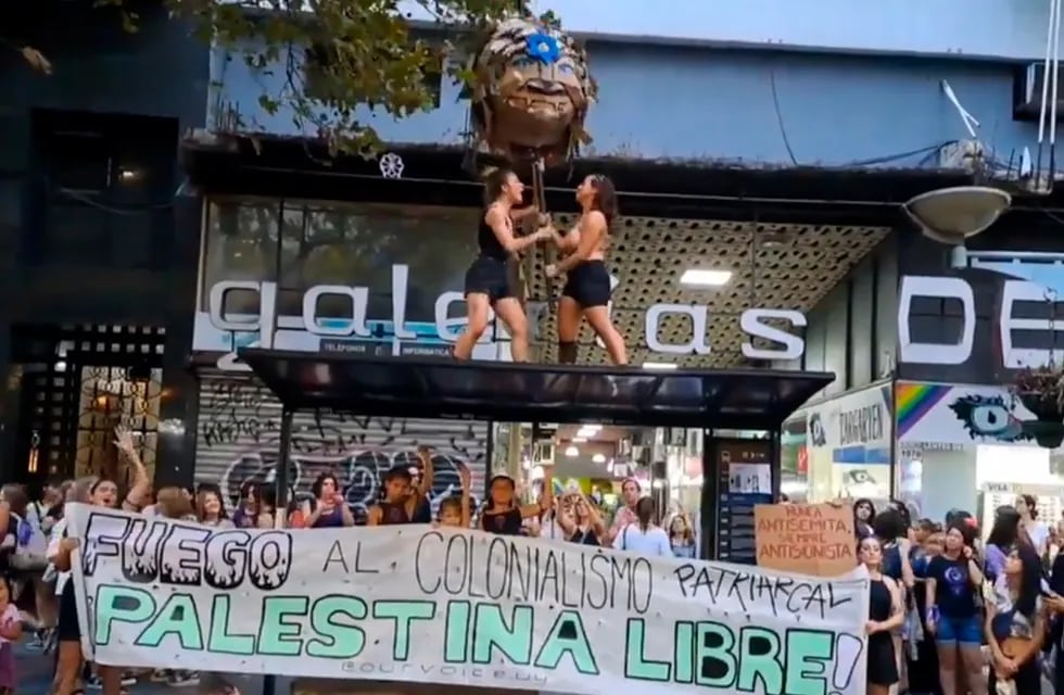 Mujeres llevaron la cabeza de una mujer judía atravesada por una lanza durante la marcha por el 8 M en Uruguay, acompañadas de una pancarta donde decía "Palestina libre".