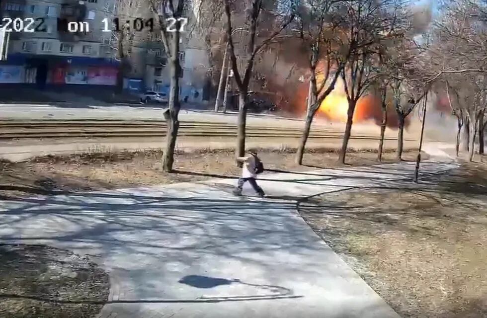 El transeúnte ucraniano fue sorprendido por la caída de un misil ruso. Foto: Captura de video