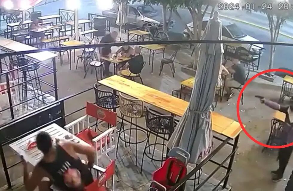 Estremecedor video: un hombre intentó balear un bar en Rosario pero los disparos no salieron