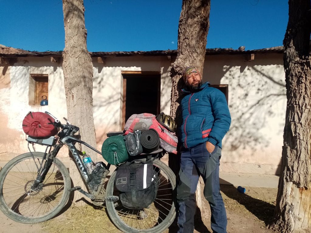 Salió hace 14 meses de Bogotá, llegó a Mendoza y quiere recorrer toda América del Sur en bicicleta. Foto: Gentileza Arnulfo Sáenz.