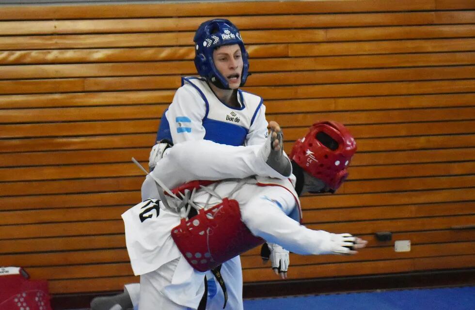 El taekwondo de Mendoza tocó el cielo con las manos, tras el debut de Mateo De Leo Blas en la categoría adulto y subirse a lo más alto del podio. / Genitleza