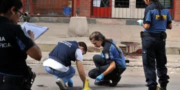  Policía Científica trabaja en el lugar donde un enfrentamiento entre barras terminó con la vida de una mujer.