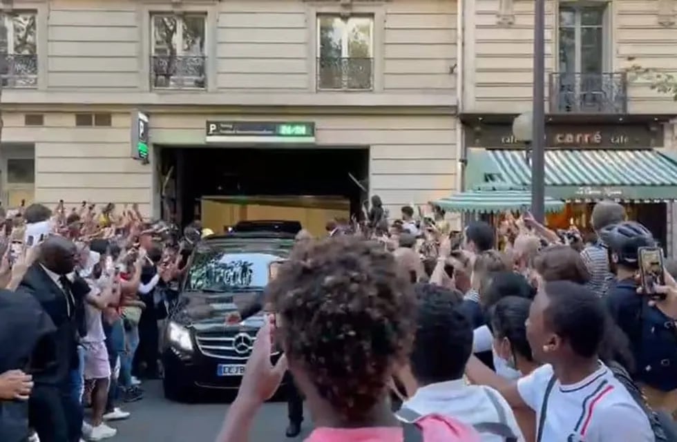 Messi salió a recorrer una tienda de Paris y la gente lo acompañó en gran número. Revolución. / Gentileza.