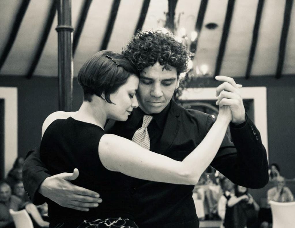 Charli y Flor, la pareja de tango brindará clases de danza para principiantes.