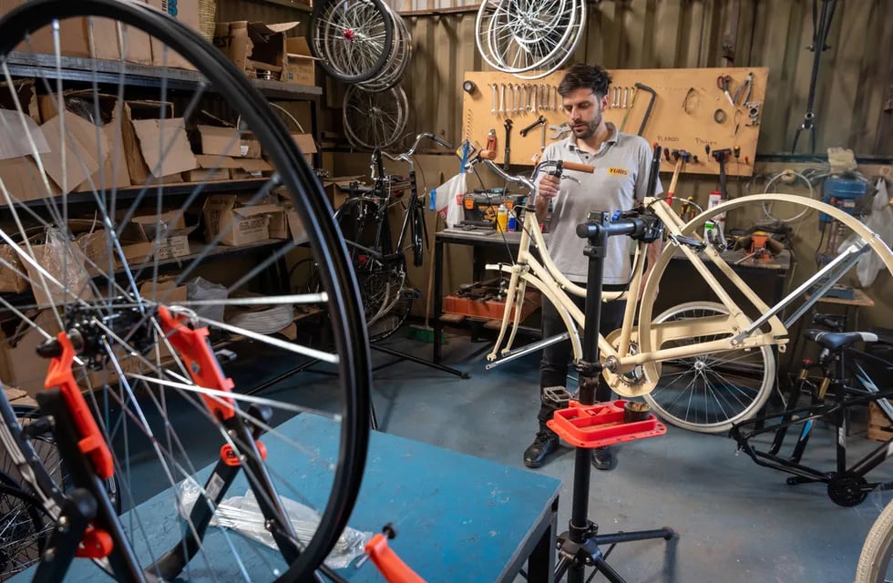 En la incubadora de Empresas de Godoy Cruz funciona la fábrica de bicicletas Yaris creada por un grupo de mendocinos. Santiago Juri armando una de las bicis  Foto: Ignacio Blanco / Los Andes