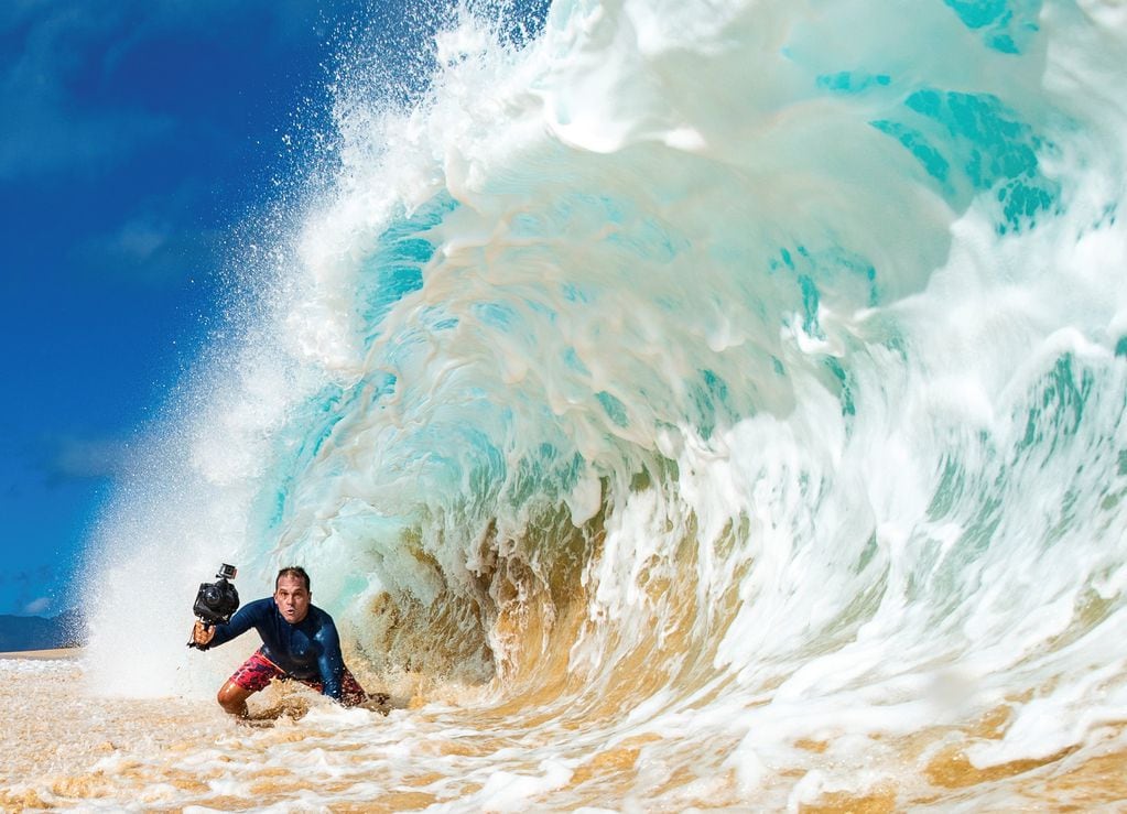 El autor del libro "The Art of Waves" fotografía las olas en la costa norte de Oahu, cerca de Haleiwa, Hawái. Foto: Jerrett Lau vía AP