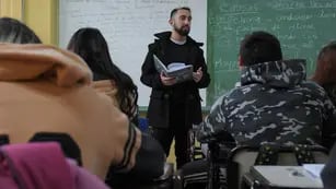 Hábito. Isaías Soloa junto a sus alumnos durante una clase de Literatura, en la escuela Normal. Orlando Pelichotti / Los Andes