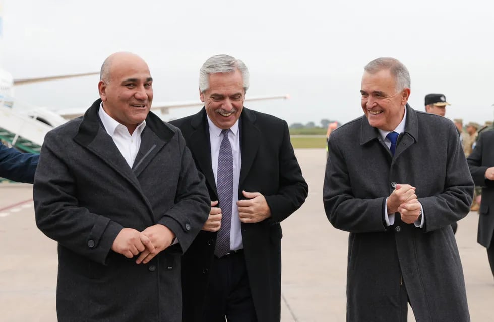 Alberto Fernández junto a Juan Manzur y Osvaldo Jaldo.