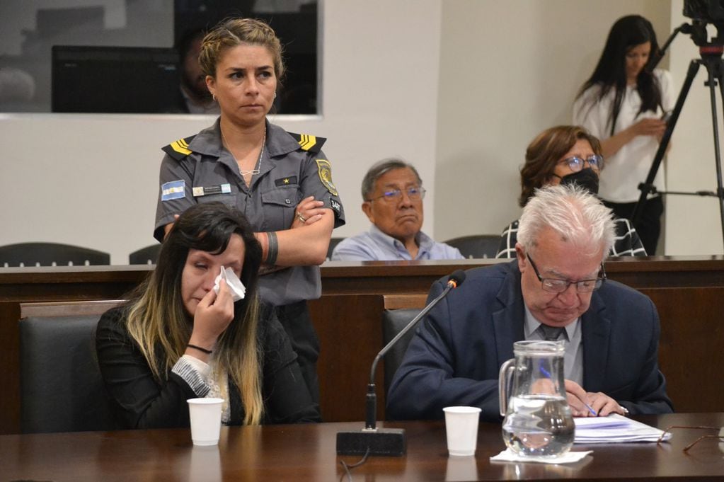 Karen Oviedo junto a su abogado defensor, en el arranque del debate por la muerte de Rolando y Elián Aquino. Foto: Prensa Poder Judicial.