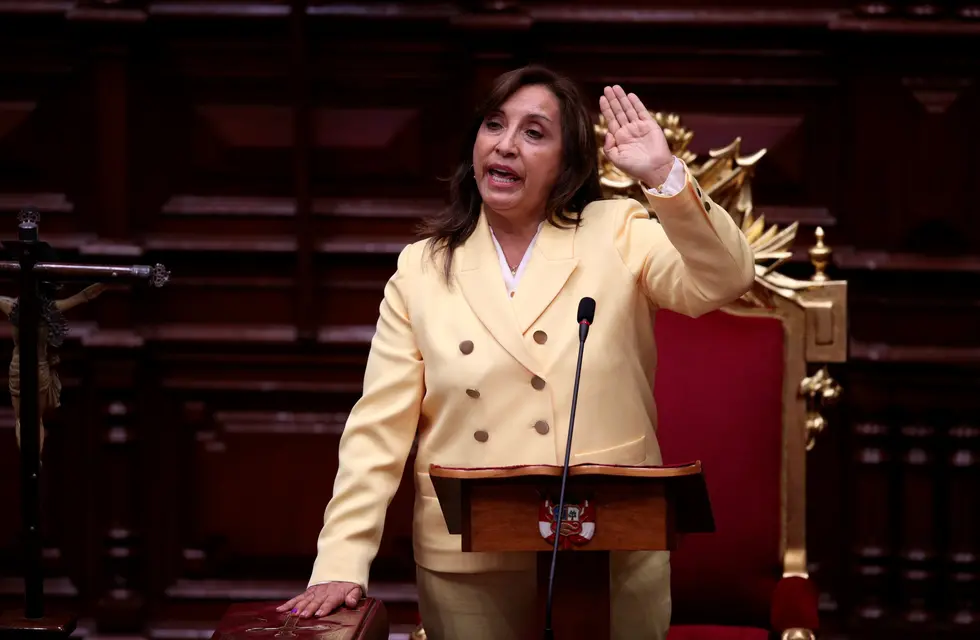 Dina Boluarte presta juramento durante la ceremonia de investidura para convertirse en presidenta de Perú. (Gentileza)
