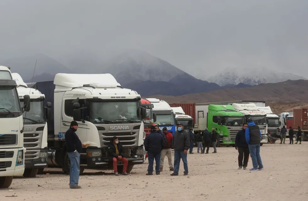 Camioneros denuncian malos tratos y discriminación por la pandemia.
Marcelo Rolland / Los Andes