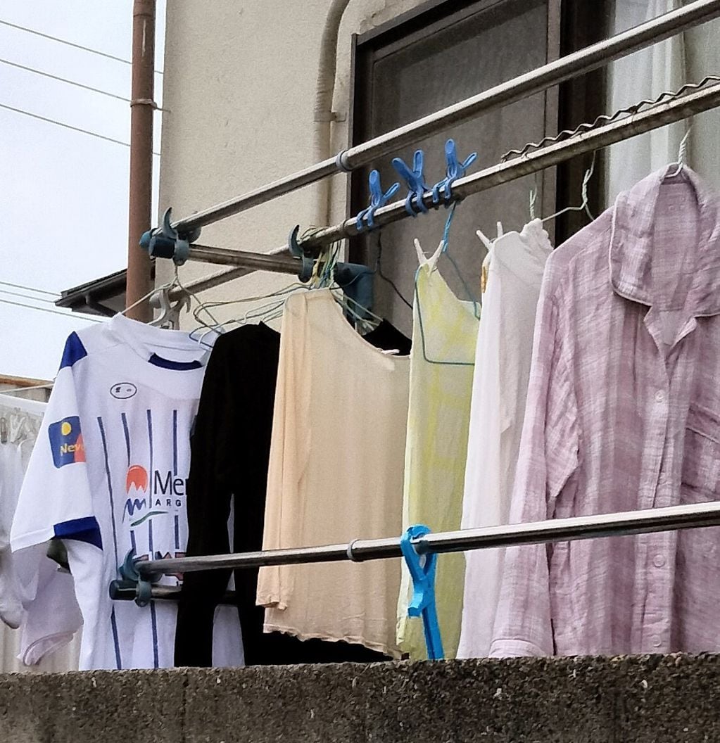 Fin del misterio: Se supo quién es el dueño de la camiseta del Tomba fotografiada en Japón y que es viral. Foto: X @NagoyaArgentina